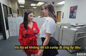 Một cô gái tóc nâu xinh đẹp và hai con cặc