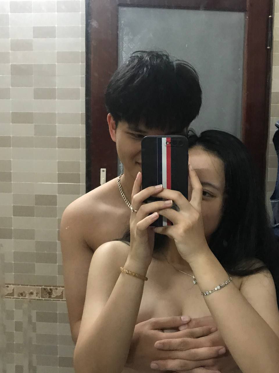 Cậu con trai biết được má kế thiếu thốn và địt trộm nên đã …
