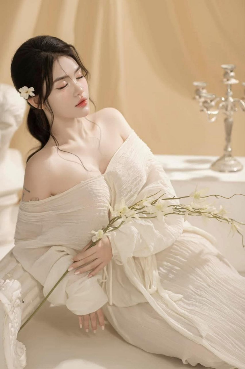 Sục cặc bằng quần lót ướt nhẹp nước lồn của dì